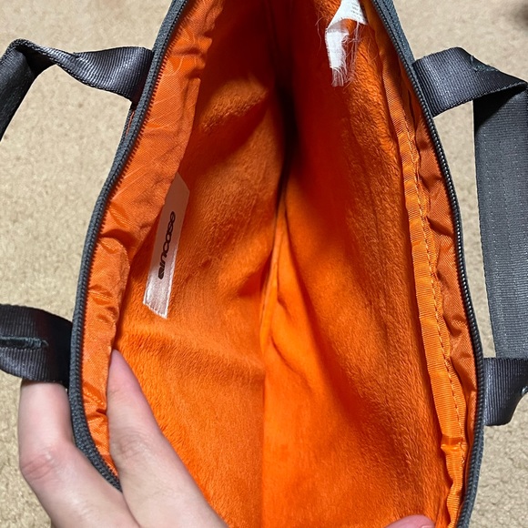 Incase Nylon Sling Sleeve for 15" MacBook Pro (Dark Grey/ Red Orange) - Picture 4 of 6